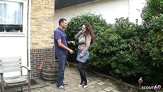 Kıllı amcıklı orta yaşlı seksi kadın leona queen açık havada komşuları tarafından sikiliyor