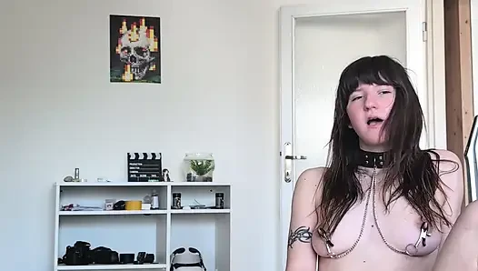 Katie Noir vücudunu, anal tıkaç ve meme ucu kıskaçlarını gösteriyor, yakın çekimde tüm deliklerini genişletiyor