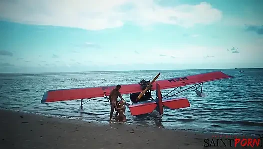Caylian Curtis tenha bir ada plajında bir pilotla sikişiyor