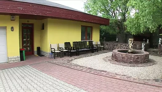 Iki sıcak gençler almak bir üçlü ile onların öğretmen