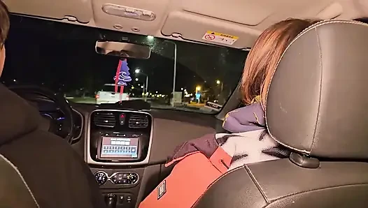 Грязные шлюшки сосут хуй в Uber перед вечеринкой! Поток стука стука