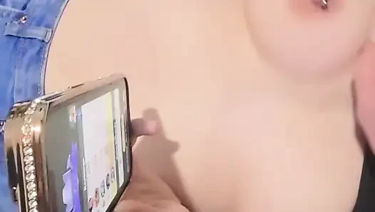 Kız arkadaşının mükemmel göğüslerine mastürbasyon yapıyor