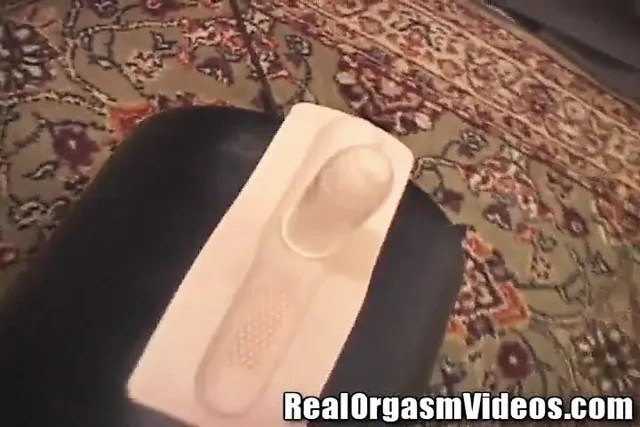 Soggy meme uçlu sarışın orta yaşlı seksi kadın sybian yolculuğunda sikişiyor!