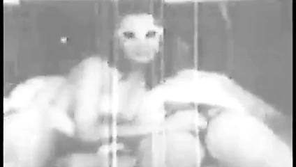 Güneş gözlüklü seksi esmer bir sürtük bir adamı emiyor ve arkadan sikişiyor