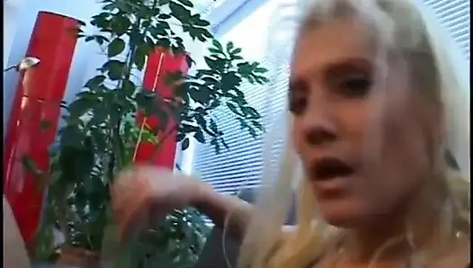 Sarışın orta yaşlı seksi kadın memeyle muamele çekiyor ve amını siktiriyor