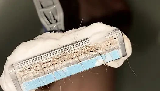 Kıllı bacaklar tıraş oluyor yakın çekim
