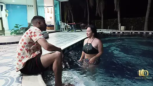 Cris_LaCobra, Anita'nın göğüslerine iyi bir emme verir