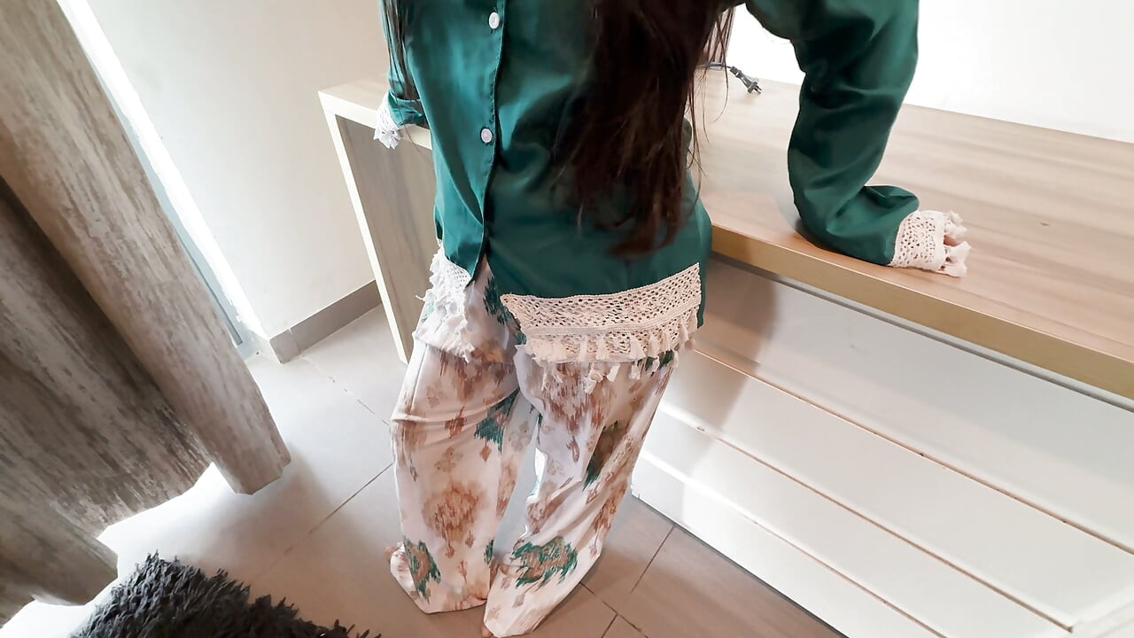 18 yaşındaki kız kardeşinin büyük abisinin sikini emme isteği vardı