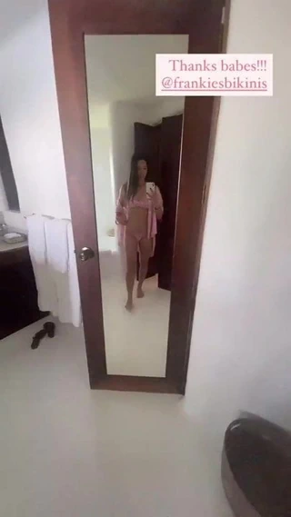 Olivia Munn pembe bikinili, Aralık 2020