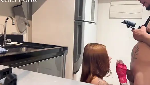 Соседка застукала меня на кухне, ест меня и заставляет меня кормить грудью