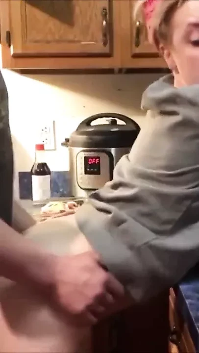 hızlı bir şekilde mutfakta
