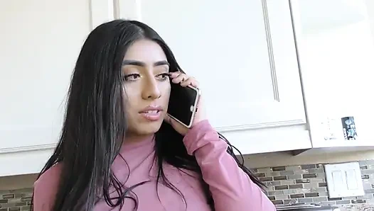 Dövmeli orta yaşlı seksi kadın kıllı amcığını taşan kalın dölle besliyor