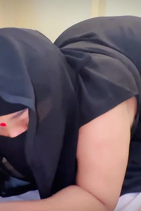 Tesettürlü Müslüman Arap ateşli hizmetçi büyük göt sikişi istiyor ve kıllı amcığını parçalayan bir adam istiyor