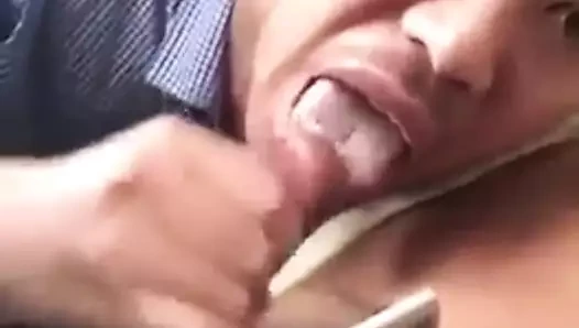 Eşcinsel seks : Endonezyalı eşcinsel, arabada boşalmak