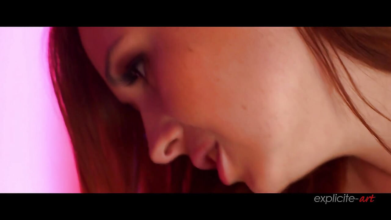 Çılgın Fransız porno yıldızları büyük dildolara yumruk sokuyor ve sokuyor
