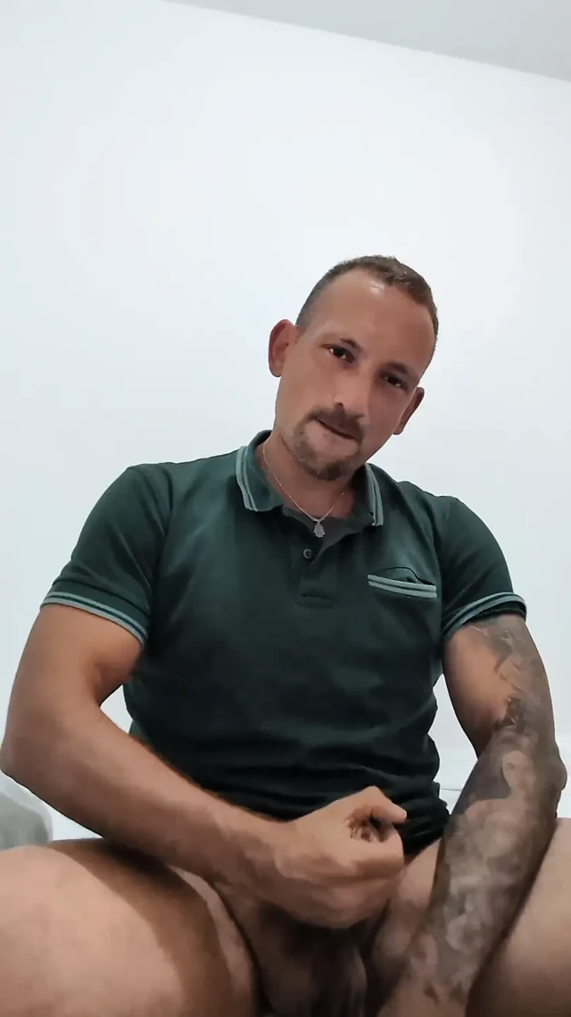 Arkadaşı diğer odada dinlenirken Alicante'de gizli mastürbasyon