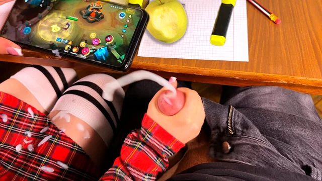 Kız oyun oynuyor ve yarağını okşuyor - mobile legends