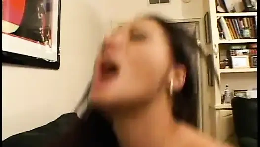 Sandra Romain'in tatlı küçük yarığı ve göt deliği kanepede beyaz adam tarafından sikiliyor