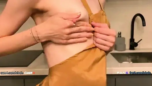 Regardez cette petite nana sexy se mouiller en se doigtant la chatte