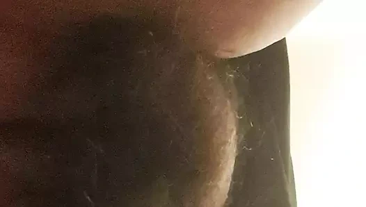 Olgun orta yaşlı seksi kadın külotsuz oturuyor ateşli dokunan vajina