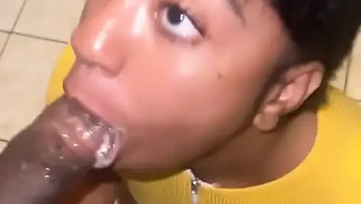 Zenci genç kız burada gırtlağına kadar sikişmeyi bekliyor