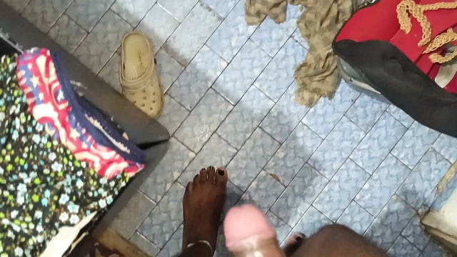 Sikini boşalttı ve sonra oturdu