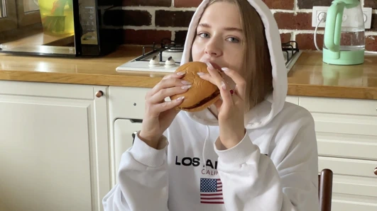 Californiababe burgerinde daha fazla sos istiyor