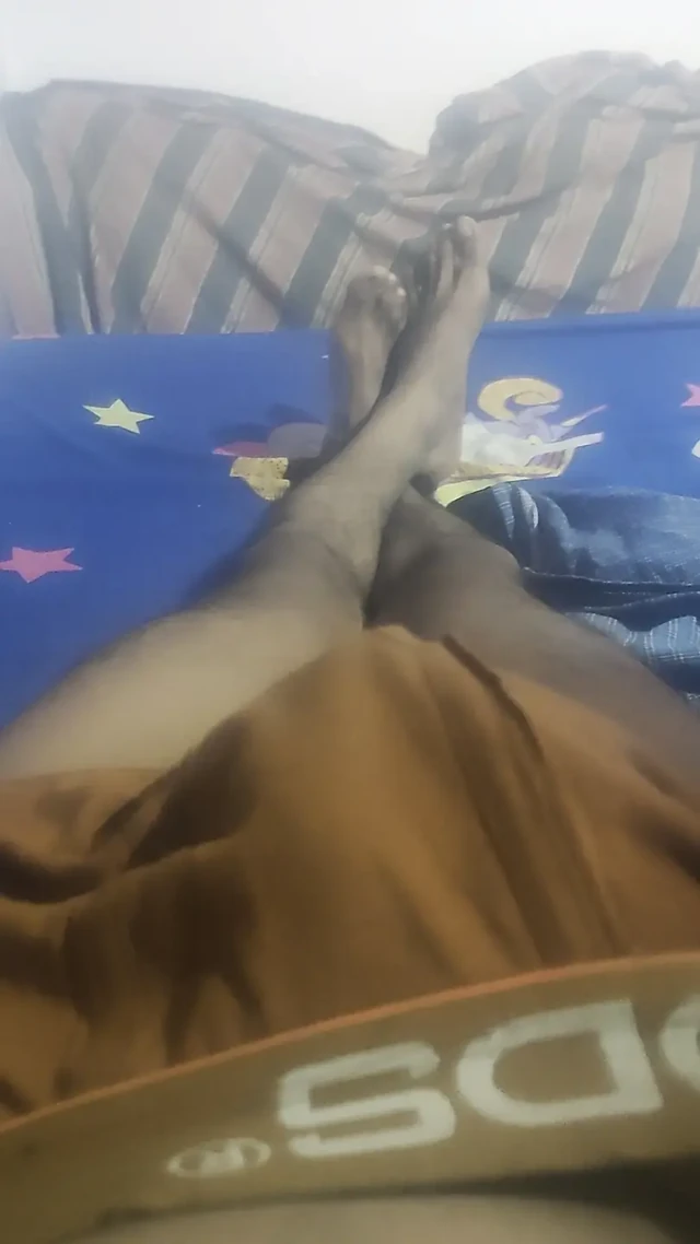 Üvey kız kardeşim penisimi elinde tutuyor ve sallıyor
