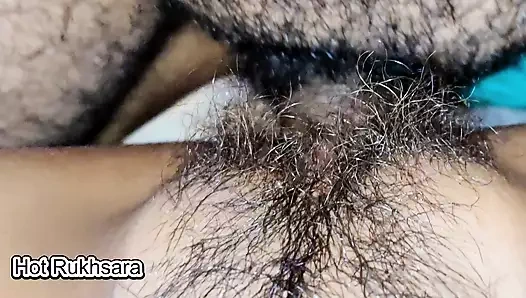 Yeni evli yenge kayınbiraderi tarafından sikiliyor, evde yalnızdı