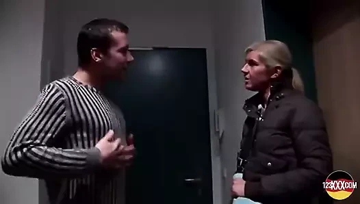 Bu dövmeli olgun domaltmayı seviyor