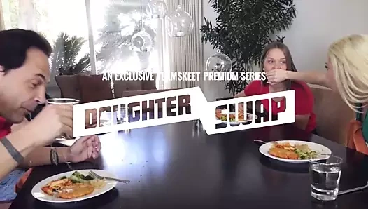 Azgın üvey babalar iş yerinde ufacık üvey kızları değiştir