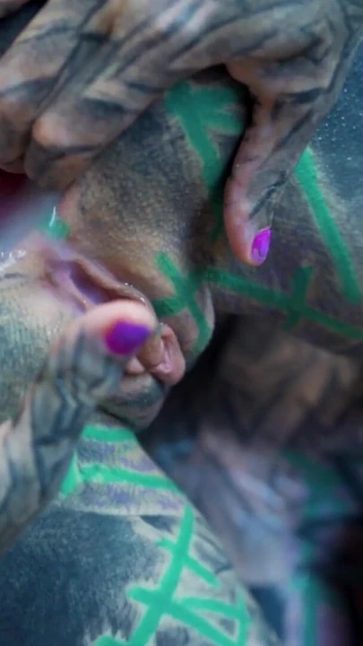 Эмоциональный момент из "ТАТУированная анальная обожающая зияние девушка, кам-игра"