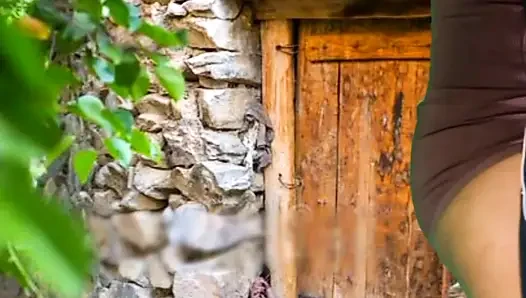 Sokakta sikişirken yakalandı. Açık havada seks Hintli köylü kız erkek arkadaşıyla sert sikişiyor xxx video