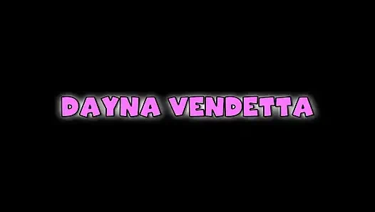 İri göğüslü seksi inanılmaz sarışın ıslak amının içine büyük bir yarak alıyor