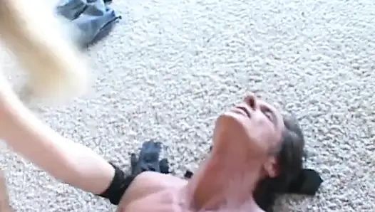 Büyük götünü sikiyorum ve ona eski dölümü yutturuyor