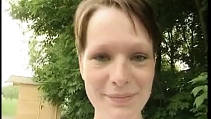 Çiller ile genç vücut ve kedi gösterir