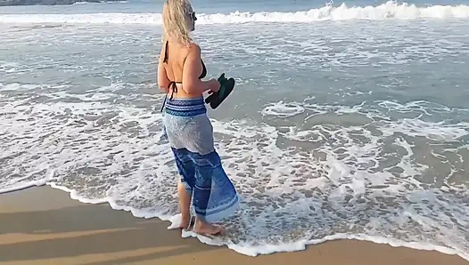 Amatör sarışın olgun evli kadın yürüdükten sonra seks yapıyor