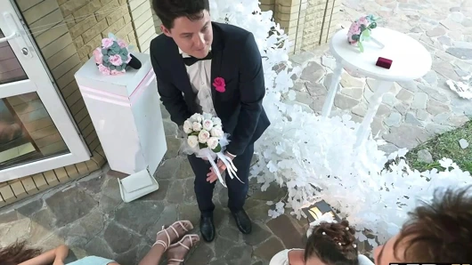 VIP4K. Konuklar izlerken gelin sert sikiliyor ve anal dölleniyor