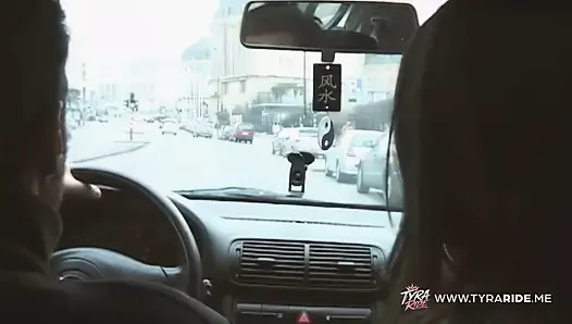 Ateşli banyoda ve ormanda sarışın ve esmer karşılaşmalar