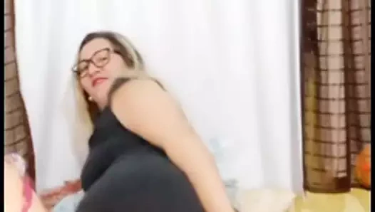 loira dancando muito na live