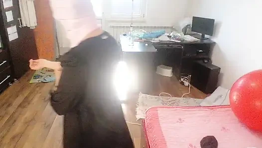 Amatör kadın kıyafetlerini denerken ve keserken eğleniyor.