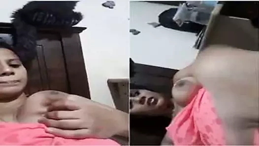 Bugün özel- sevimli lankalı kız yalıyor onu...