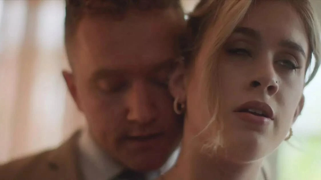 गहरी। अवज्ञाकारी अच्छी लड़की ashley की चुदाई और पिटाई