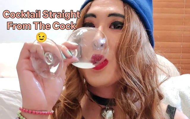 Kadın kılıklı sürtük Bess döllerini yemeden önce klitorisini sikiyor