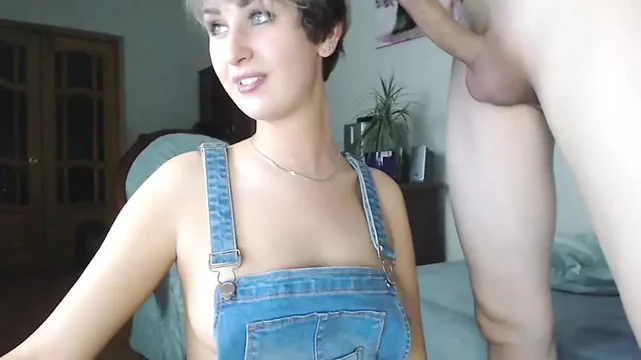 Молодая пара занимается вебкамерой в любительском видео