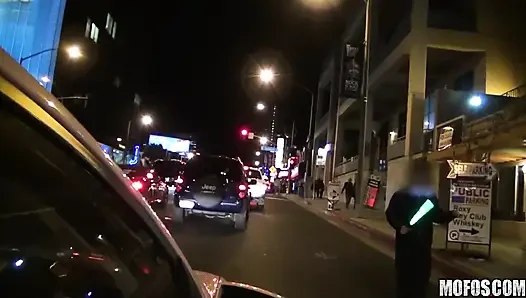 Gerçek sürtük partisi - sarışın Nicole ve Danica vahşi bir araba yolculuğundan sonra açık havada dağınık bir üçlü grup seks ve yüze boşalma için alınıyor