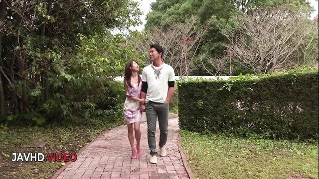 Ateşli Asyalı miu suzuha açık havada sakso hissi sunuyor!