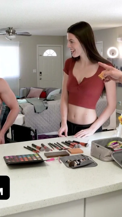 Makyajcı kız Fiona Frost ve minik porno yıldızı Mochi Mona ile kamera arkası üçlü seks - teamskeet labs | Klip 1