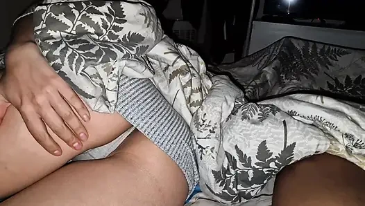 Üvey kız kardeşim odasının kapısını kapatmayı unuttu, beni yanında mastürbasyon yaparken yakalıyor ve tepkisine şaşırdım