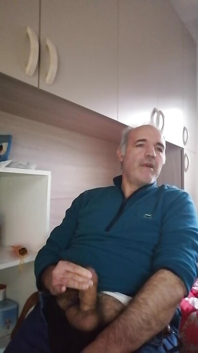 Kölem götten sikilmek için eğiliyor